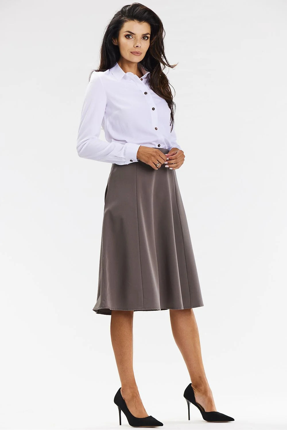 jupe midi évasée taille haute gris taupe tissu structuré polyester coton coutures verticales tombé impeccable longueur genou polyvalente élégante sophistiquée