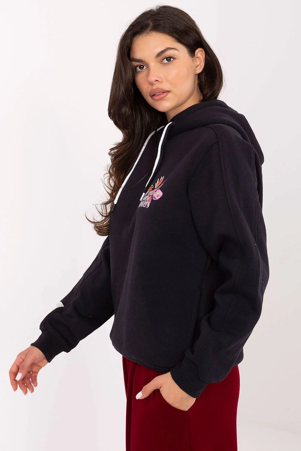 hoodie femme noir molleton doux mélange coton polyester coupe relaxed oversize cordons blancs poignets côtelés ourlet raccourci broderie florale multicolore