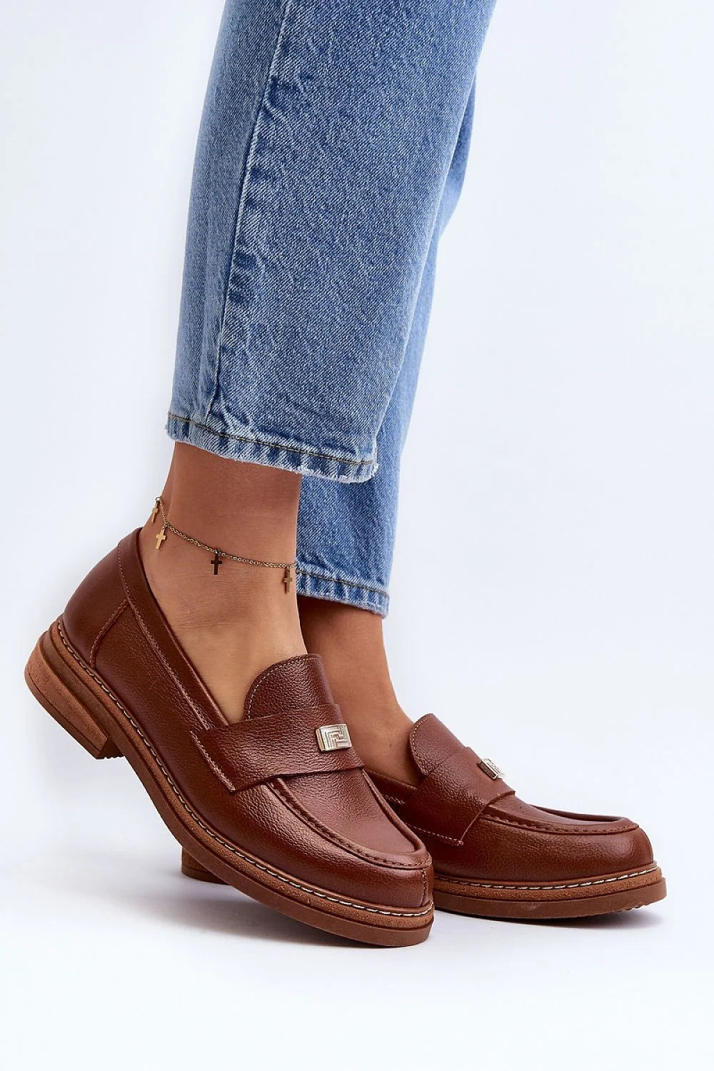 Mocassins pour femme en cuir naturel marron style classique confortable occasionnels design élégant talon plat détails métalliques confortable pour la journée tenues décontractées et professionnelles