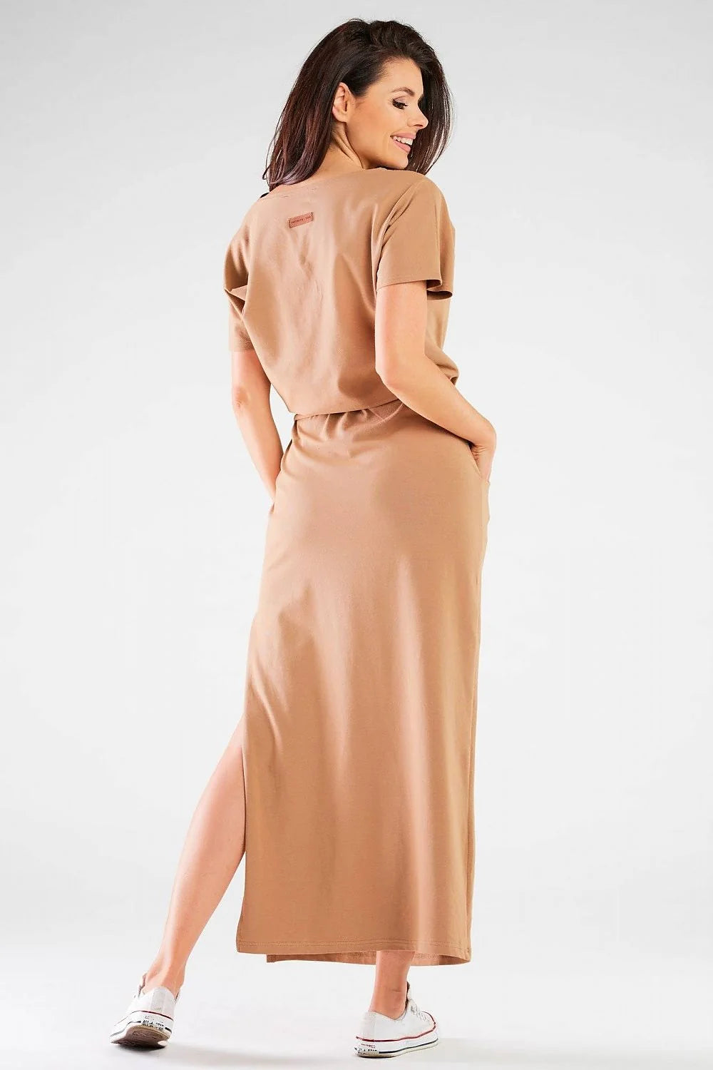Robe longue été femme design minimaliste moderne tissu respirant couleur camel ceinture ajustable fente latérale poches latérales style casual-chic portée quotidienne saison printemps-été
