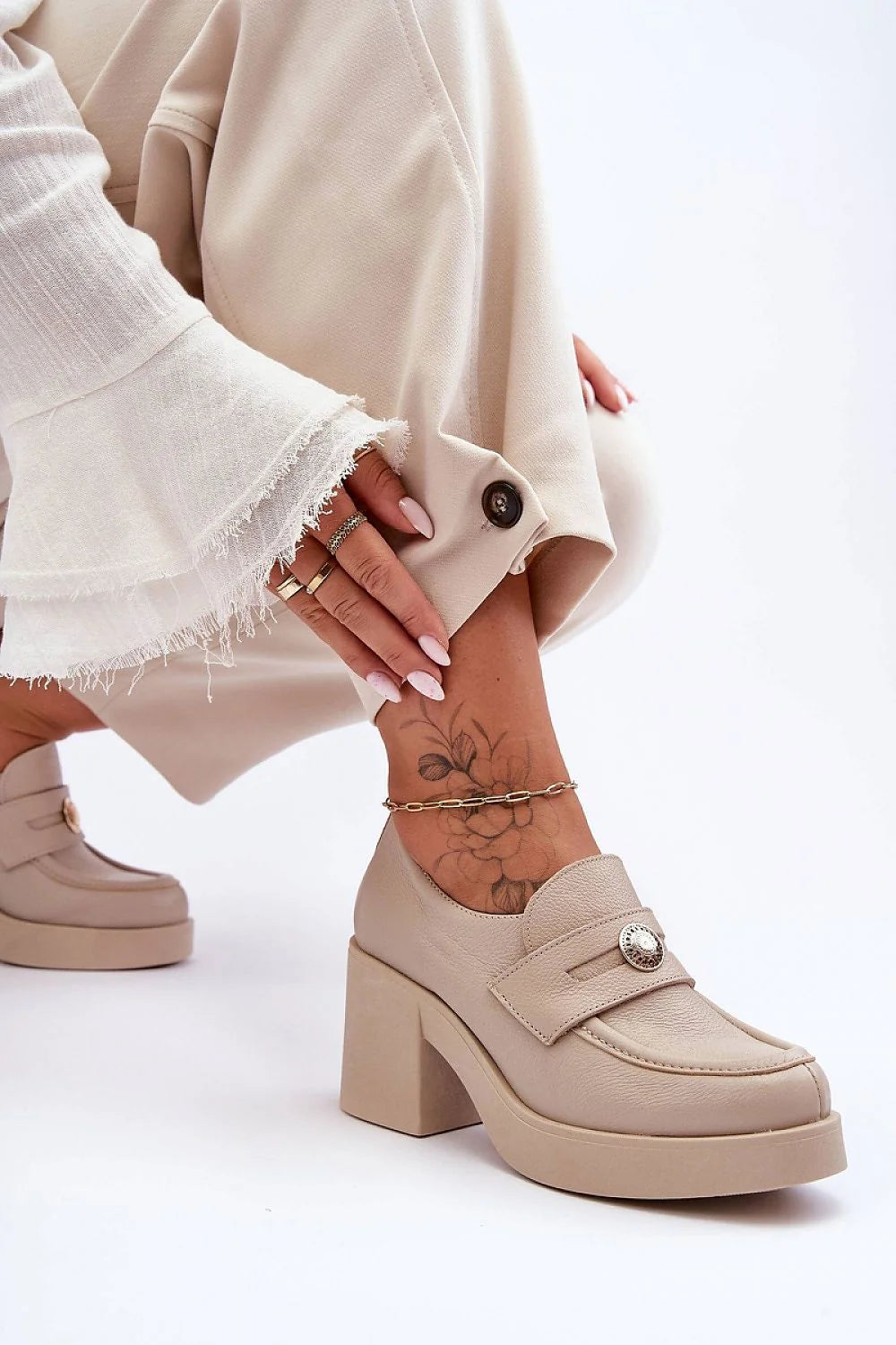 Chaussures basses à talons mocassins femmes cuir naturel plateforme épaisse talon carré beige clair décoration métallique