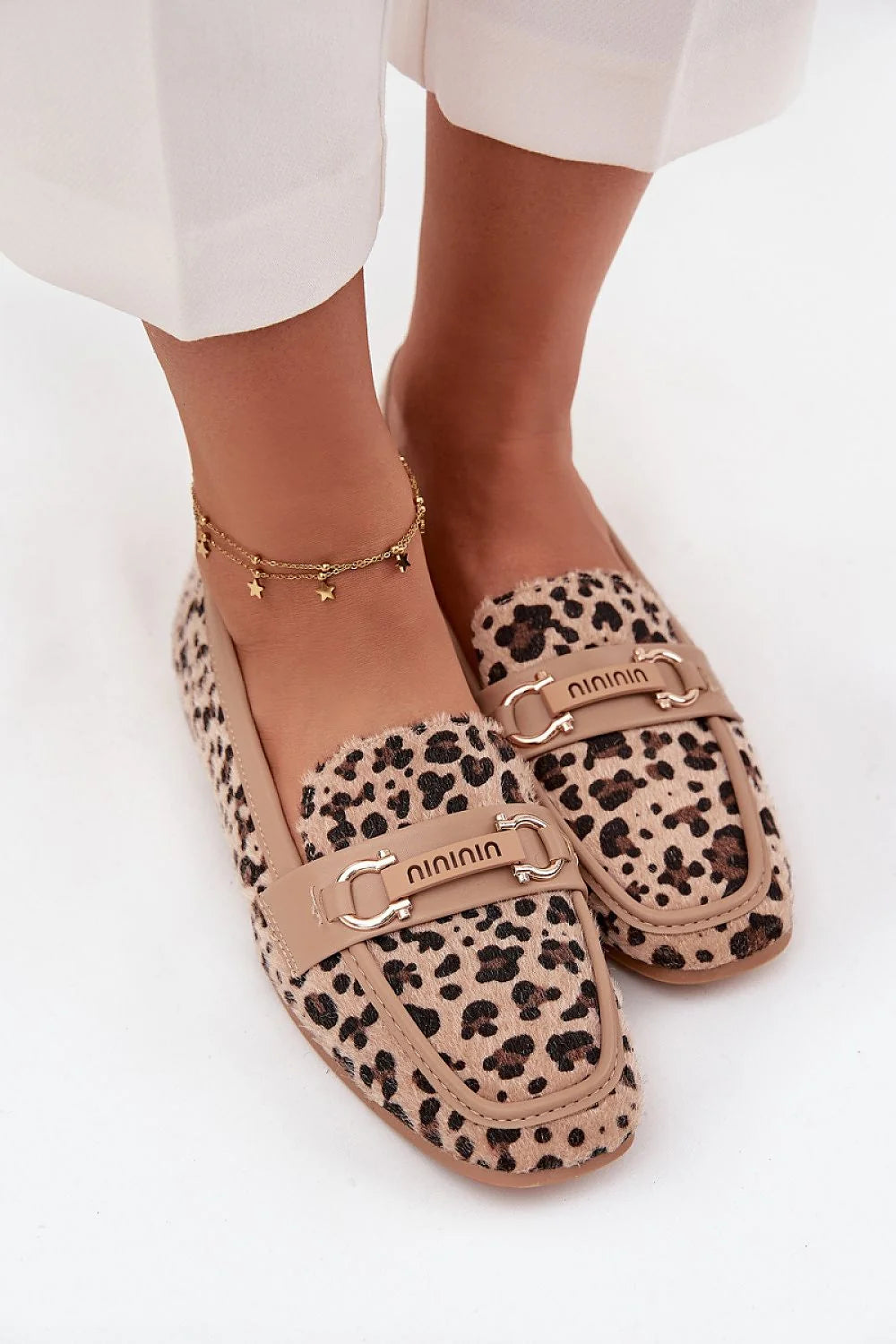 mocassins femme imprimé léopard beige noir effet pony poils bordures cuir synthétique taupe bout carré arrondi mors doré horsebit slipon