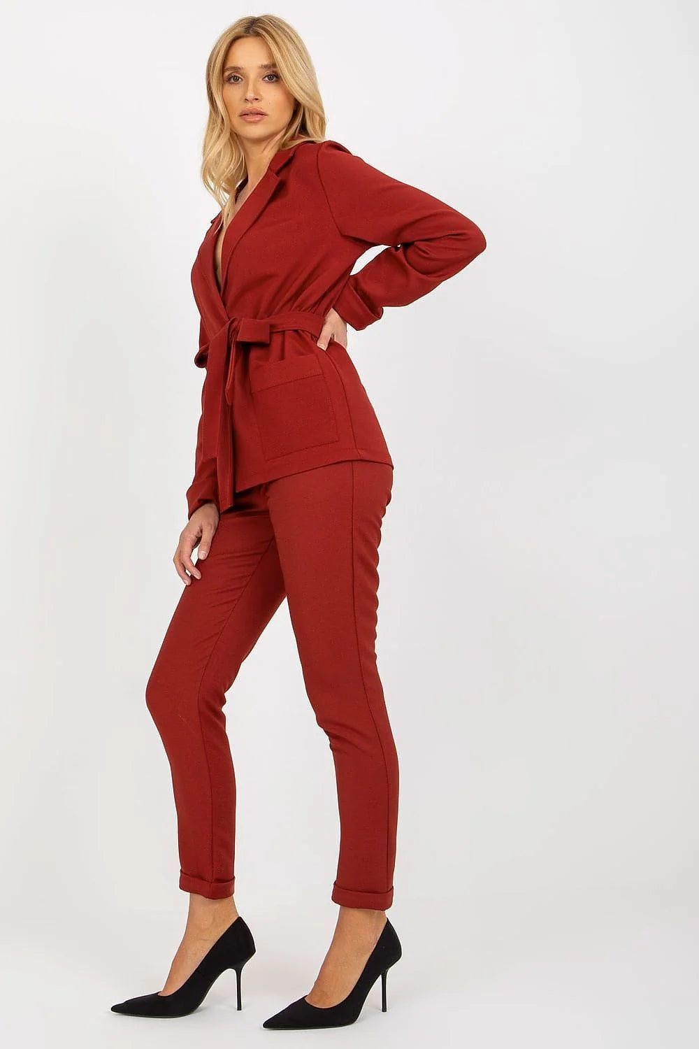 Ensemble féminin blazer et pantalon assortis style élégant couleur bordeaux matières mixtes taille ajustable occasion professionnelle