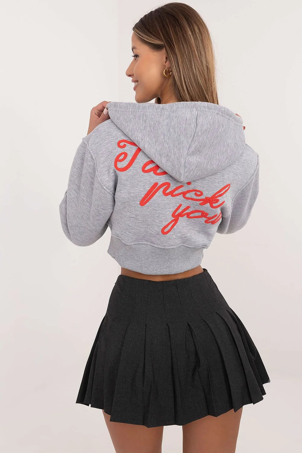 sweatshirt capuche court zippé gris chiné doux logo rouge cordon serrage manches longues bouffantes jupe plissée noire taille haute élégant