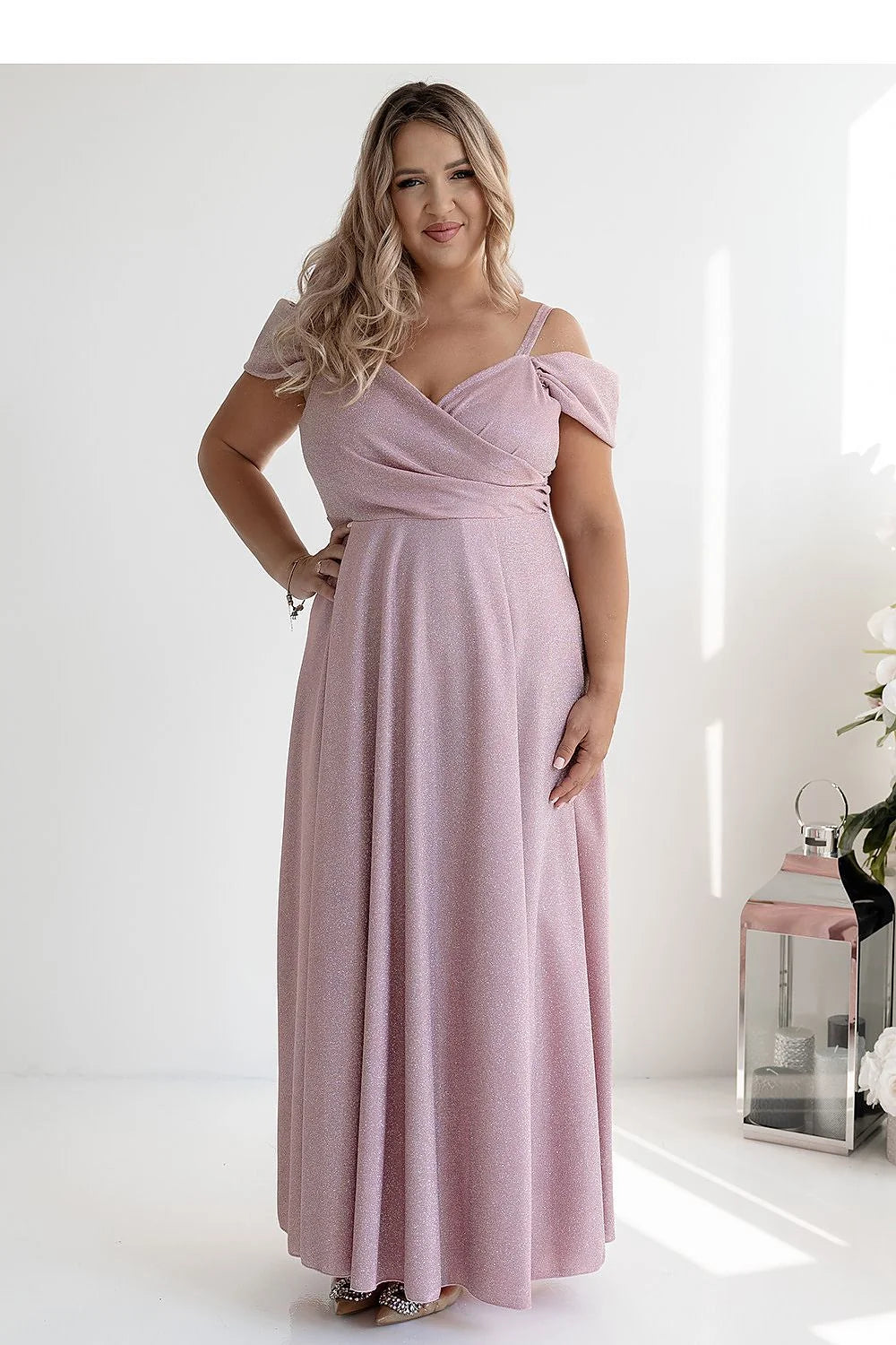 Robe de soirée élégante longue décolleté en V manches tombantes tissu brillant rose pâle femme occasions spéciales