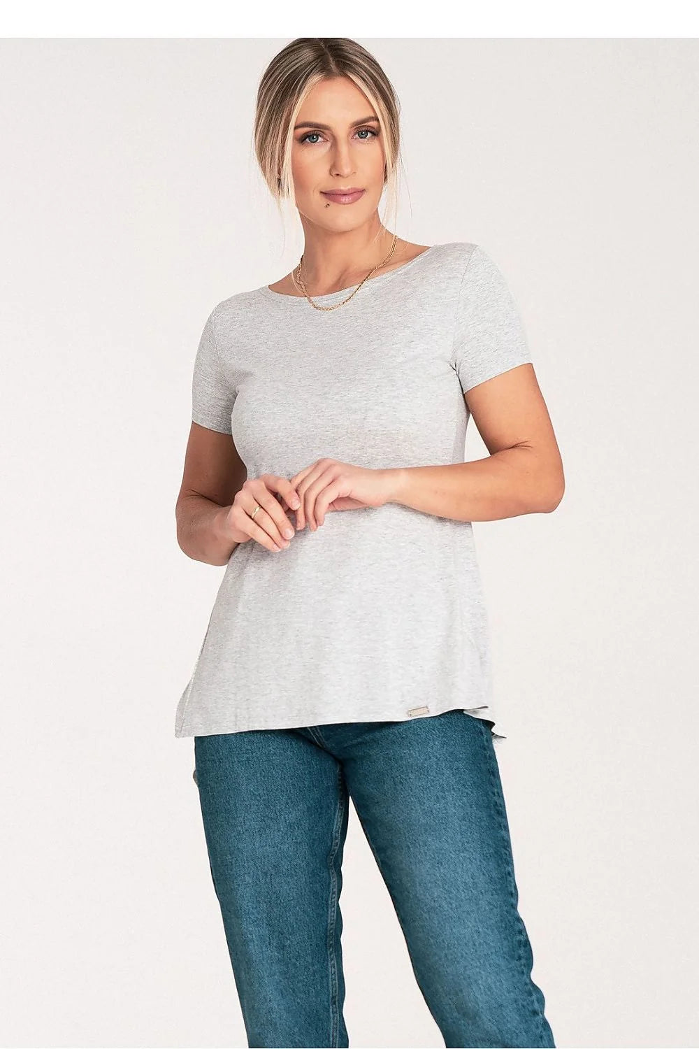 tshirt femme court manches courtes gris clair chiné coupe ajustée swing évasée maille jersey douce extensible confortable écusson métallique
