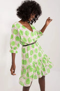 robe courte estivale imprimée graphique cercles verts fond crème lignes beige encolure V manches trois quarts froncées ceinture fine noire