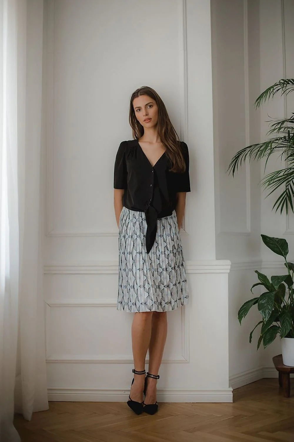 ensemble chemisier bleu ciel noué colV manches courtes boutonné jupe plissée midi imprimée géométrique blanc gris fluide taille élastique chic