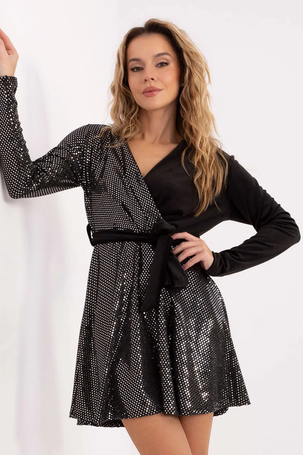 robe courte patineuse mini évasée noire velours pailletée sequins argentés manches longues décolleté cache coeur ceinture nouée fluide confortable