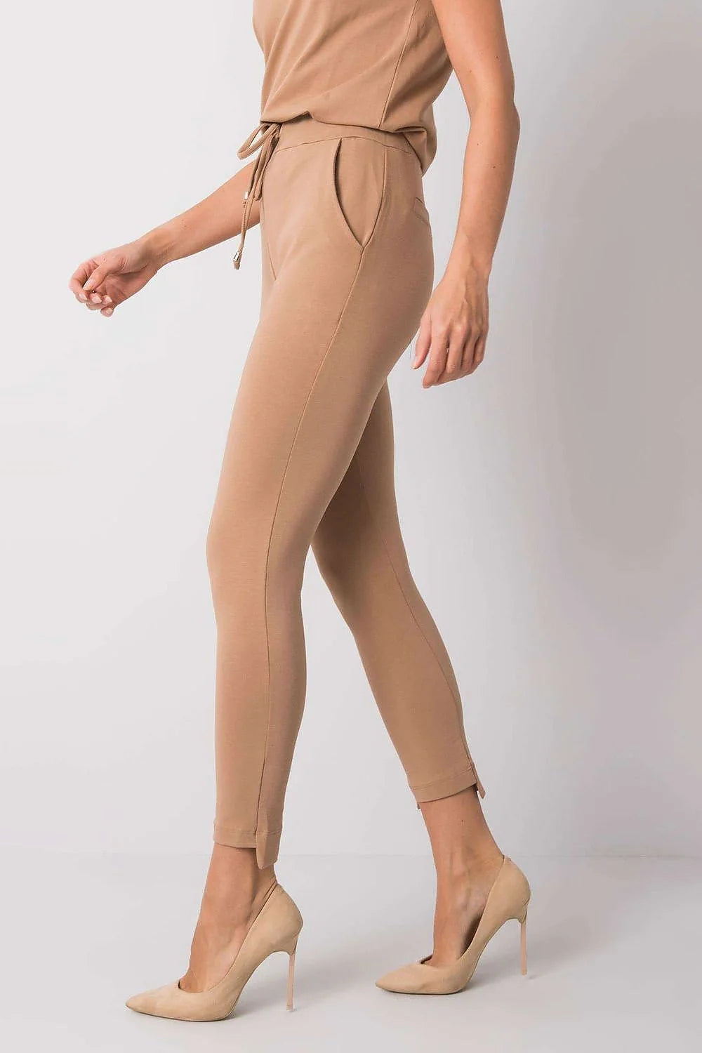 Pantalon survêtement BFG ajusté pour femmes couleur marron coton élasthanne taille haute ceinture élastiquée drawstring métallique fuseau cheville ouvertures latérales