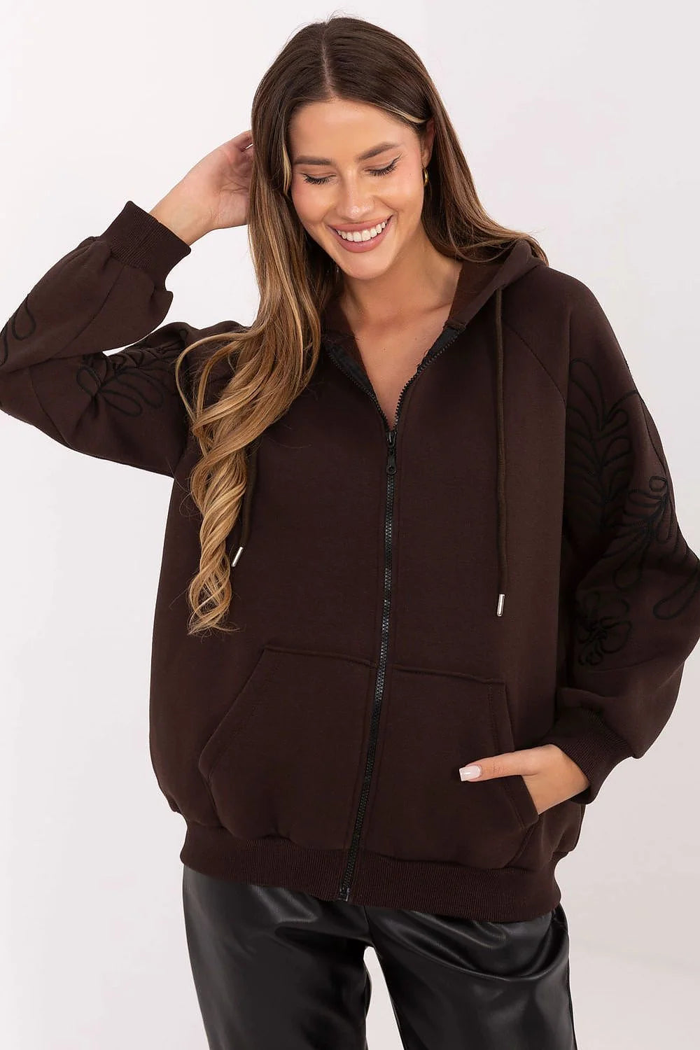 sweatshirt zippé femme oversize chocolat molleton doux manches ballon broderies tonales motif floral poches kangourou cordon embouts métal