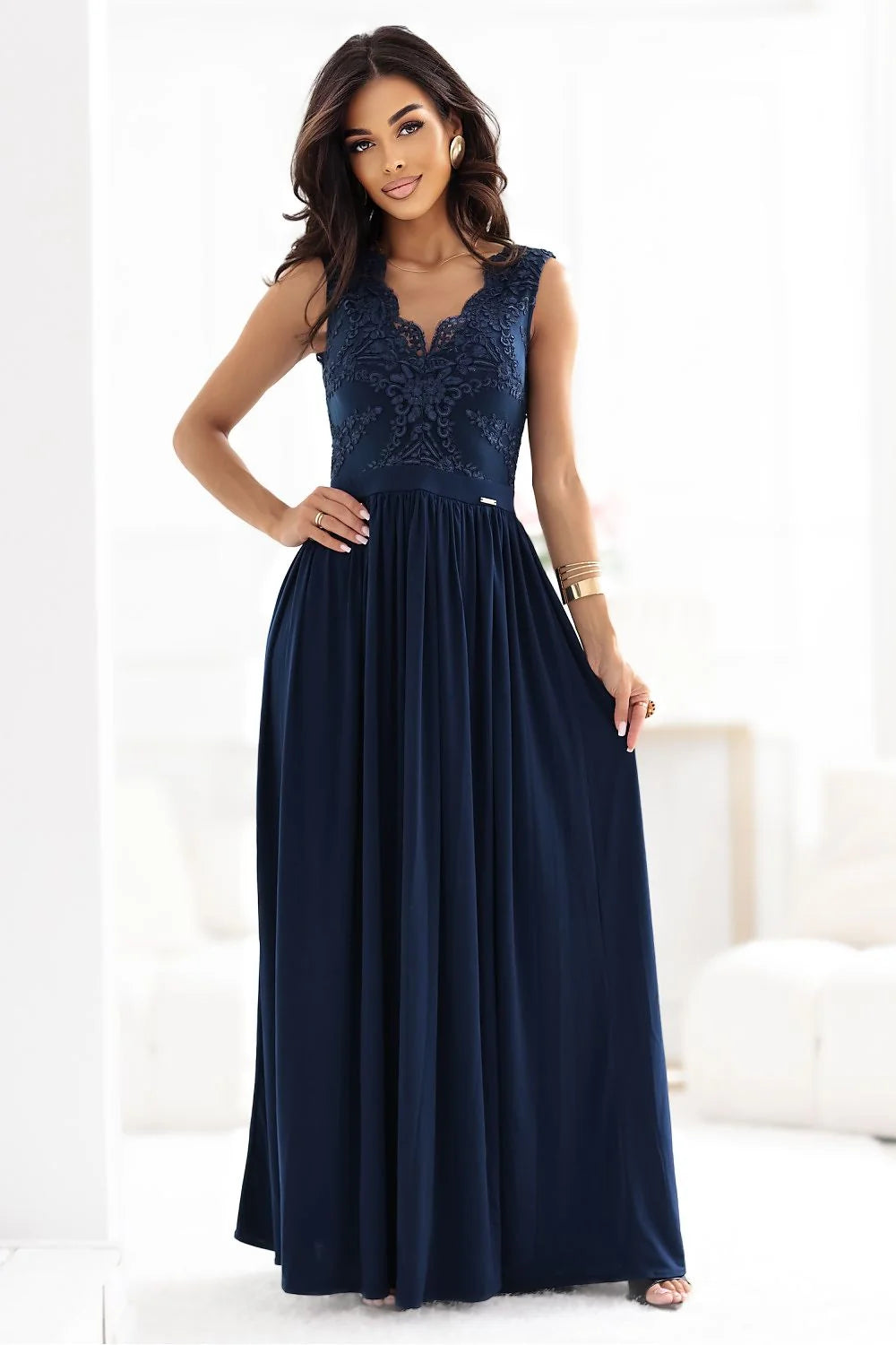 robe soirée longue bleu marine dentelle guipure brodée florale décolleté plongeant dos transparent jupe évasée plissée fente haute fluide élégante