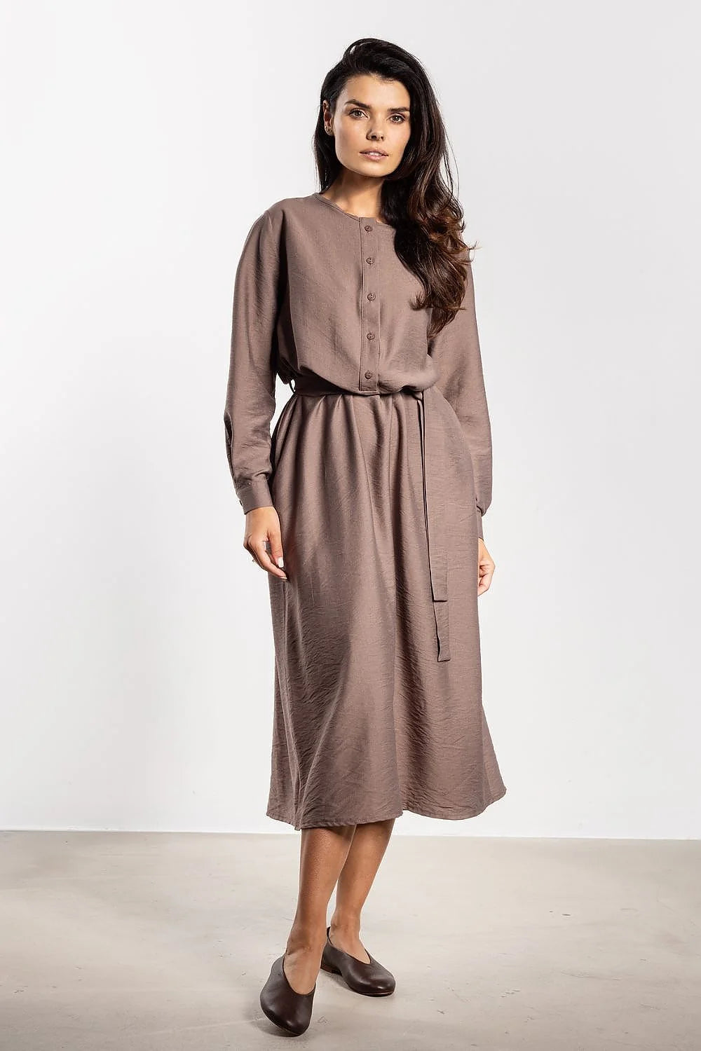 robe longue femme maxi coupe Aline ceinture assortie tissu fluide légère taupe manches longues poignets boutonnés col rond