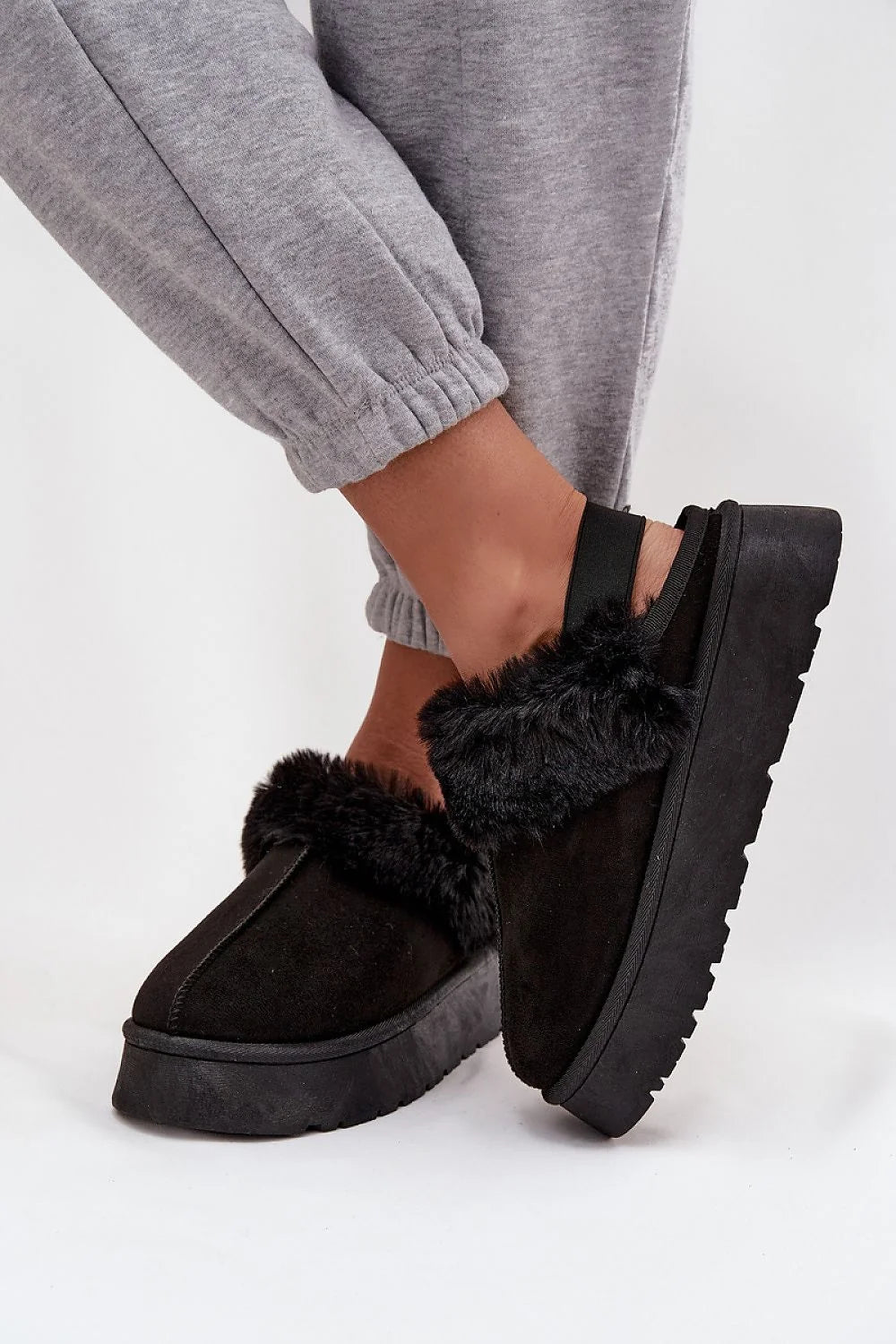chaussons mules femme suédine écologique noir plateforme 4cm doublure fourrure chaude talon ouvert élastique slipon antidérapant semelle crantée confortable légère