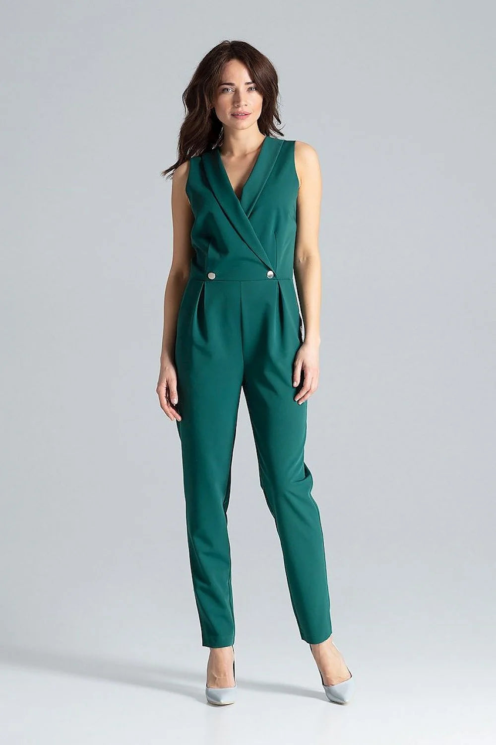 Combinaison femme sans manches vert émeraude revers étroits encolure enveloppe boutons métal polyester viscose coupe ajustée élégance professionnelle soirée