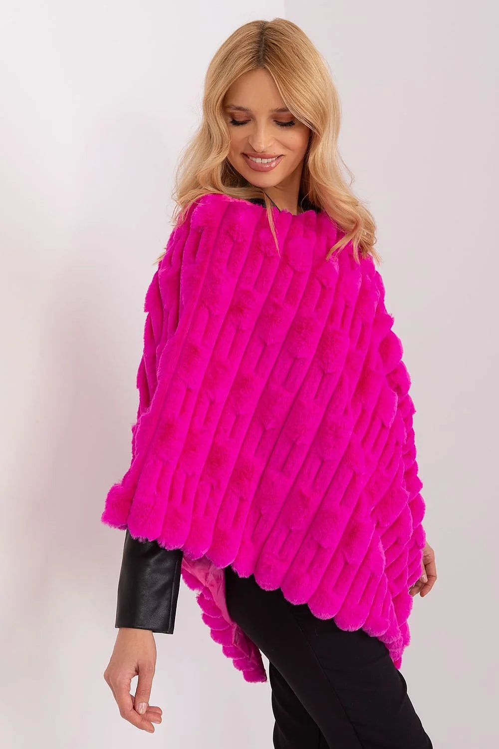 Poncho femme design audacieux fausse fourrure couleur fuchsia asymétrique longueur taille ample texture douce style moderne