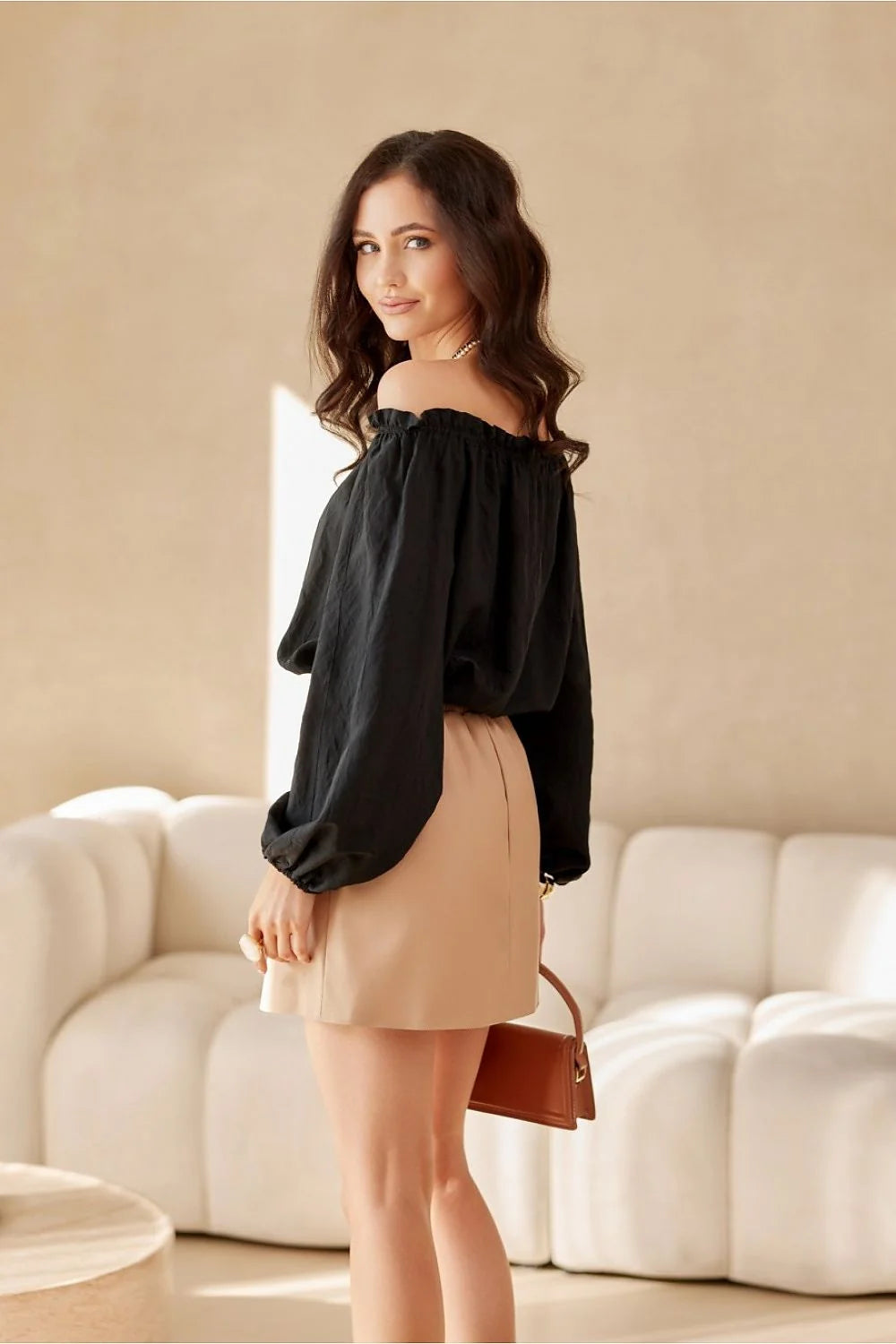 Jupe courte Roco Fashion off-the-shoulder mini skirt black and beige two-piece outfit elegant modern women fashion event casual outings