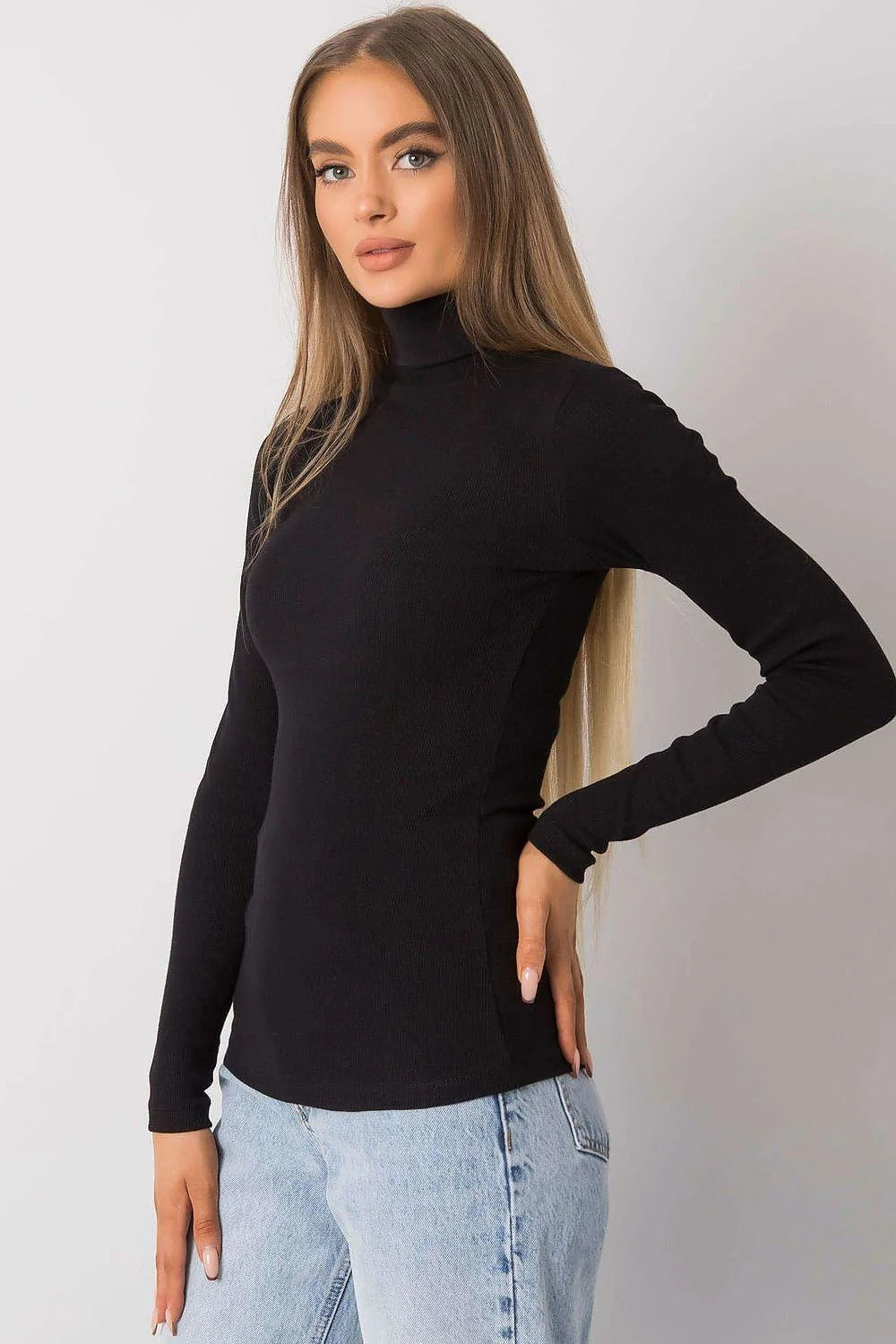 Haut à col roulé élégant pour femme en maille fine, couleur rouge audacieuse, coupe ajustée, manches longues, fabrication de qualité, idéal pour tenues sophistiquées