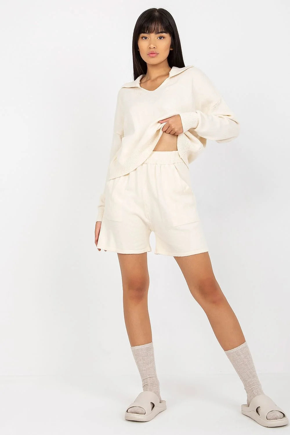 ensemble décontracté moderne femme pull oversize col V manches tombantes ourlet côtelé short taille élastique poches latérales maille douce écru