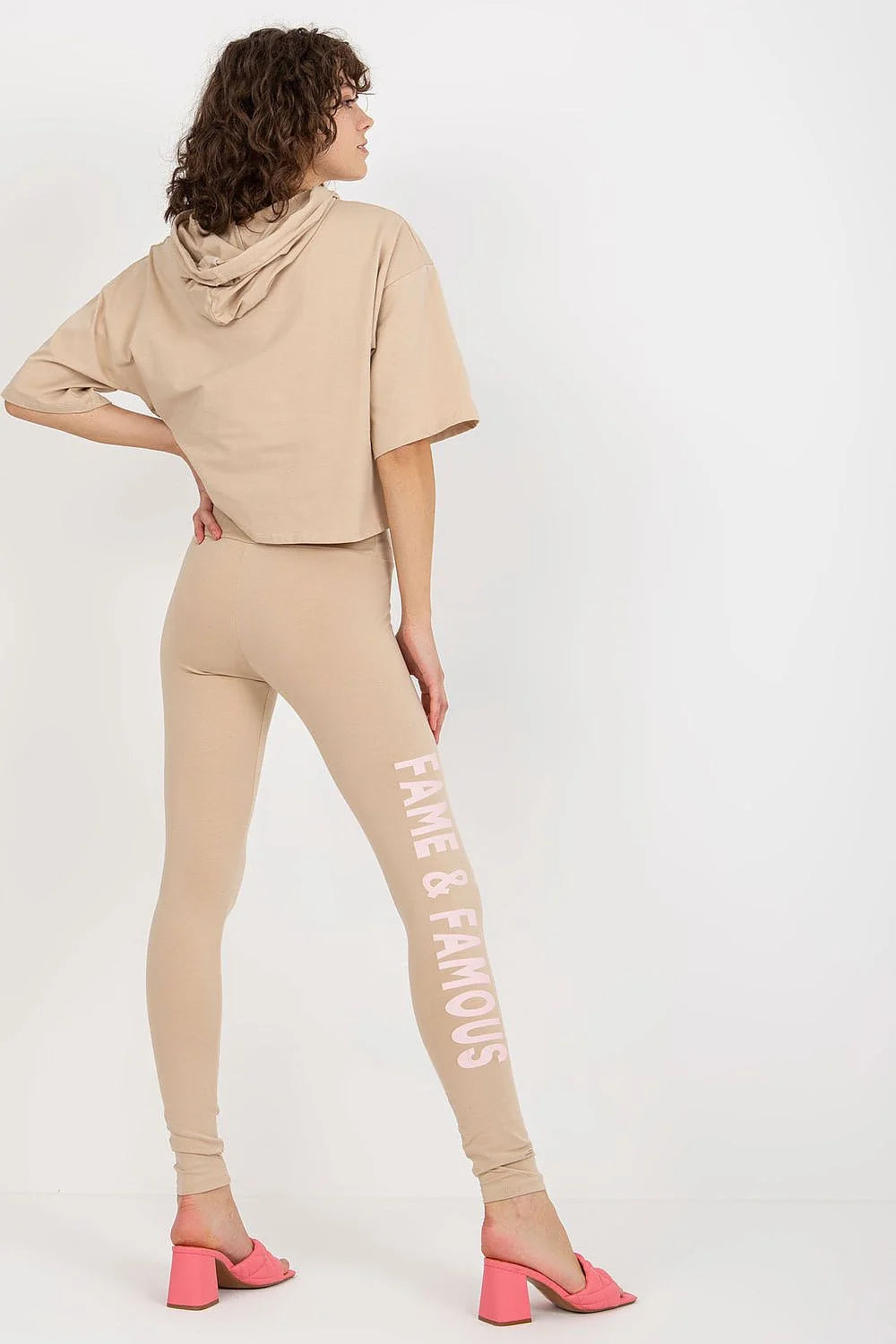 Ensemble sportif moderne femme sweat à capuche crop top leggings extensibles coton élasthanne look athleisure