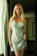 Nuisette sexy Kalimo en satin gris clair ajustée manches courtes col V bretelles fines femmes