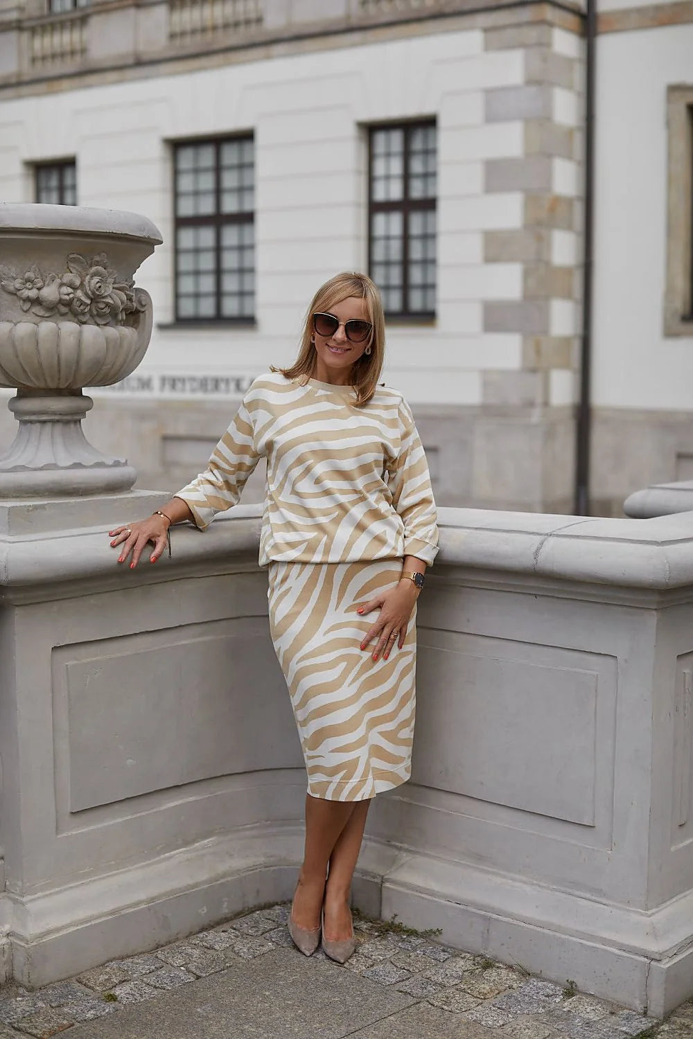 Ensemble La Aurora robe crayon rayures zébrées beige blanc crème femme mûre maille jacquard manches kimono ajustables