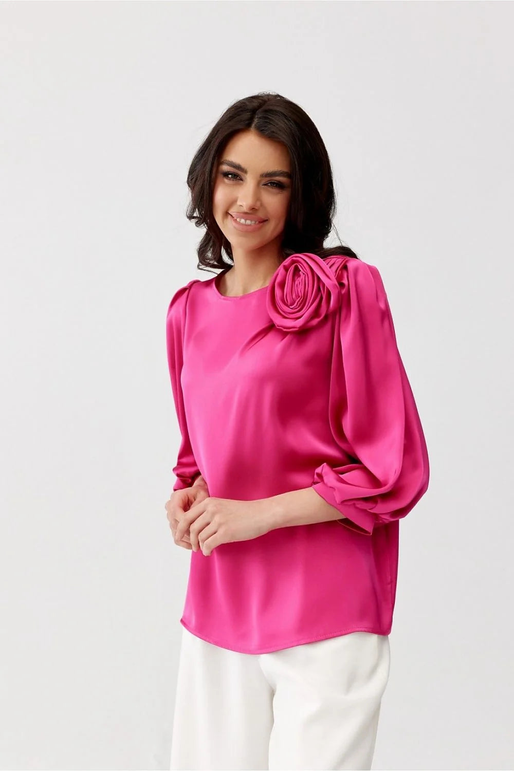 chemisier satin fuchsia floral appliqué épaule volumineux manches longues bouffantes poignets froncés col rond coupe ample femme élégante