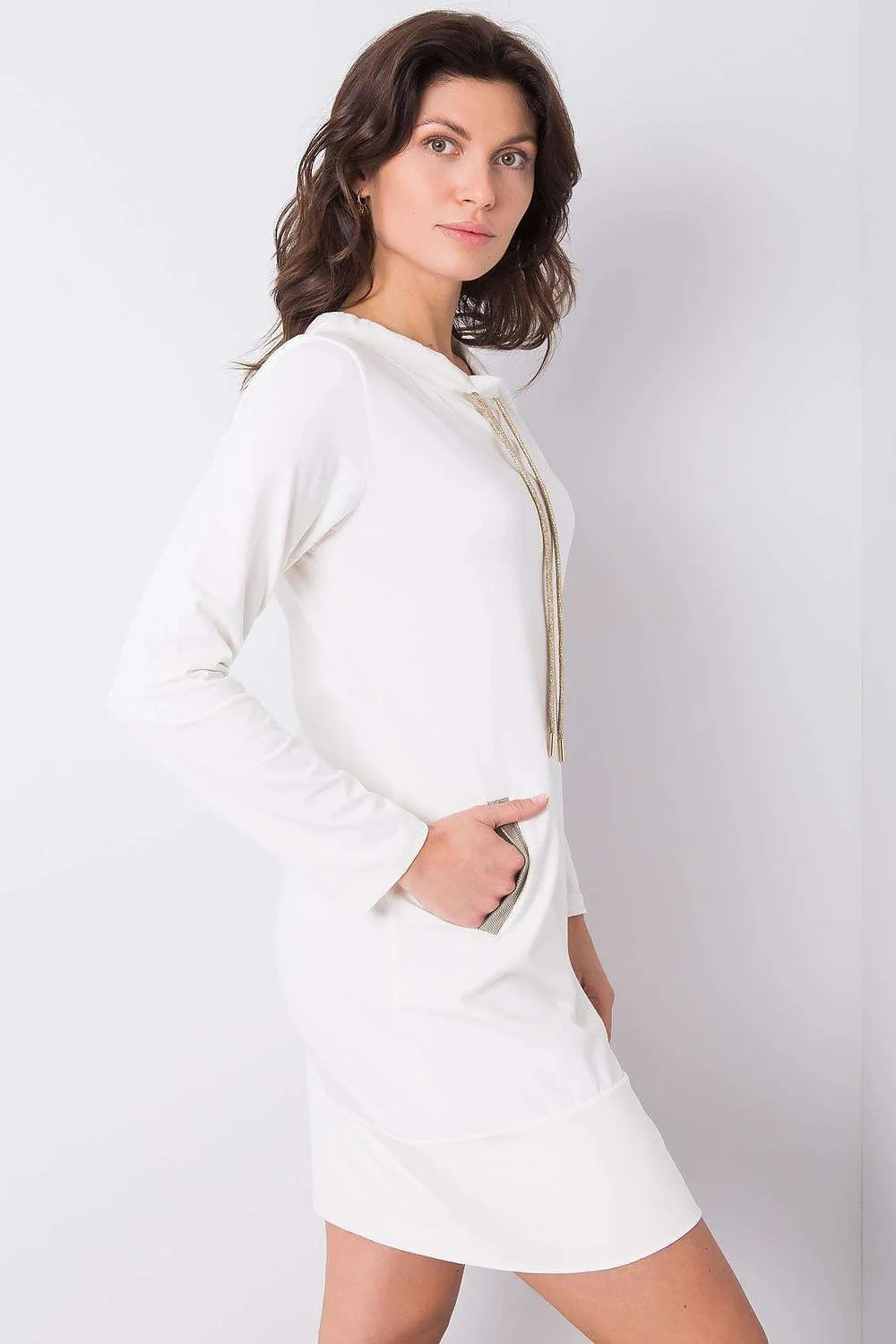 Robe blanche coton élasthanne élégante moderne manches longues détails dorés coupe droite décontractée casual