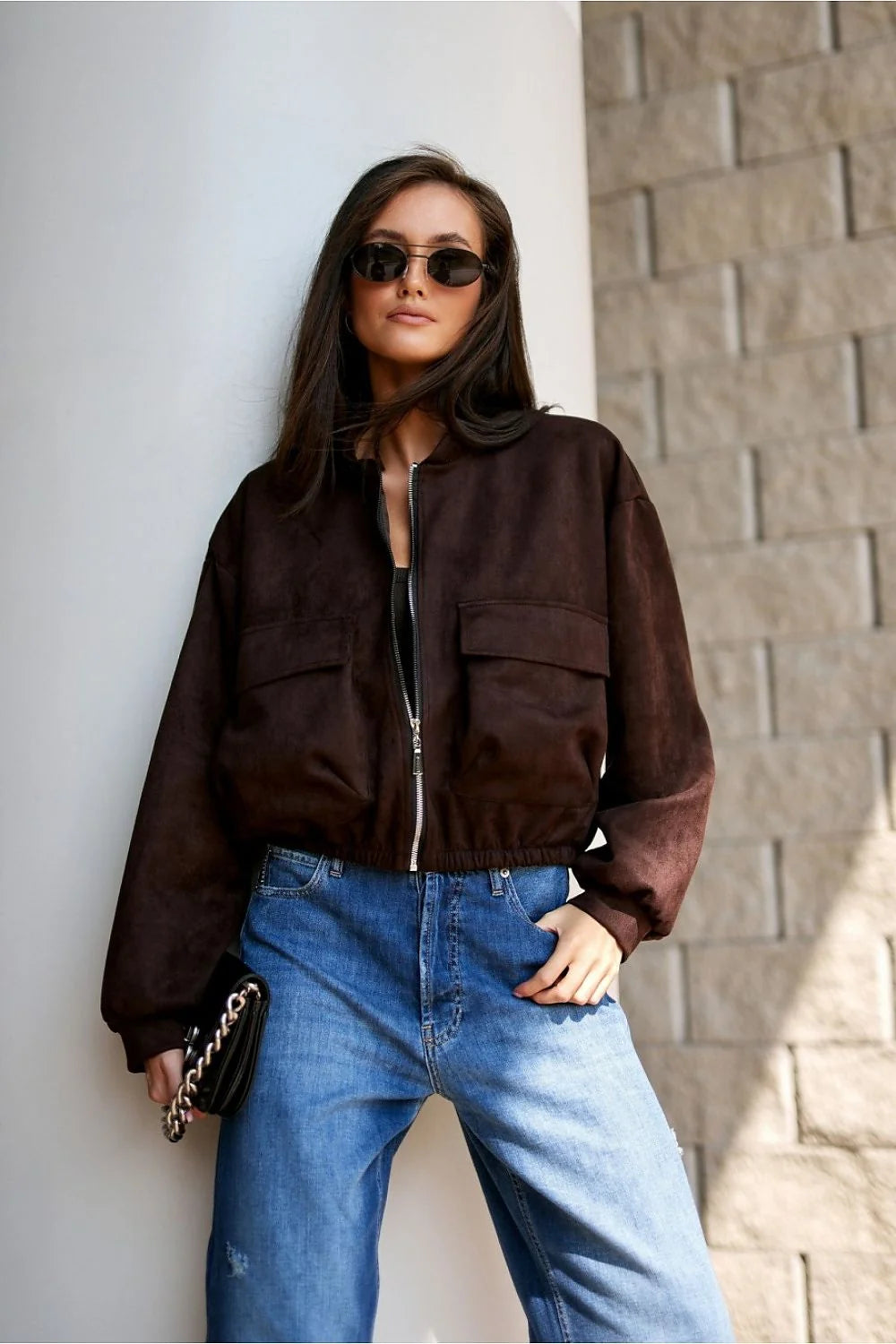 bomber femme suédine marron foncé oversize courte boxy fermeture éclair argentée col rond manches bouffantes ourlet élastiqué poches plaquées grandes