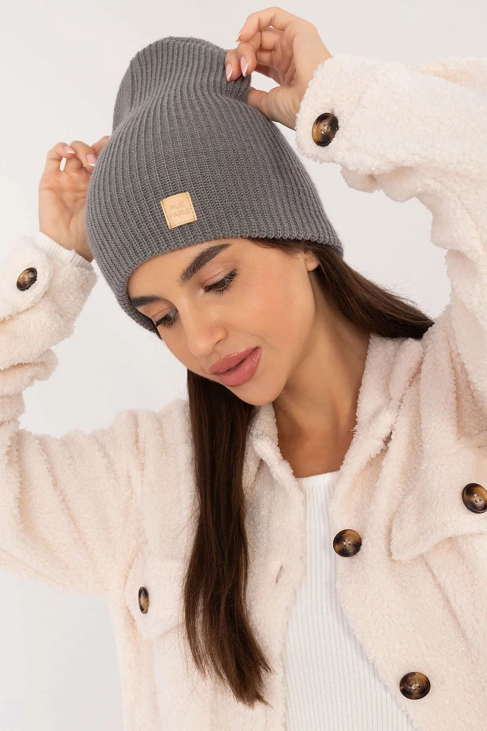 Bonnet slouch tricot côtelé gris ample tombé décontracté doux extensible étiquette beige cuir synthétique chaude polyvalente taille unique