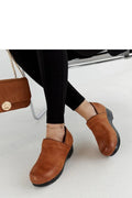 Chaussures basses pour femmes design moderne couleur marron cuir synthétique plateforme confortable silhouette arrondie style casual