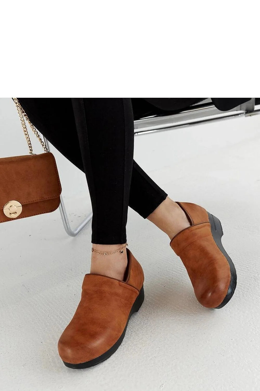 Chaussures basses pour femmes design moderne couleur marron cuir synthétique plateforme confortable silhouette arrondie style casual