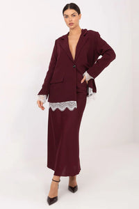 tailleur femme bordeaux blazer oversize bouton simple jupe longue droite fluide col revers dentelle blanche épaulettes