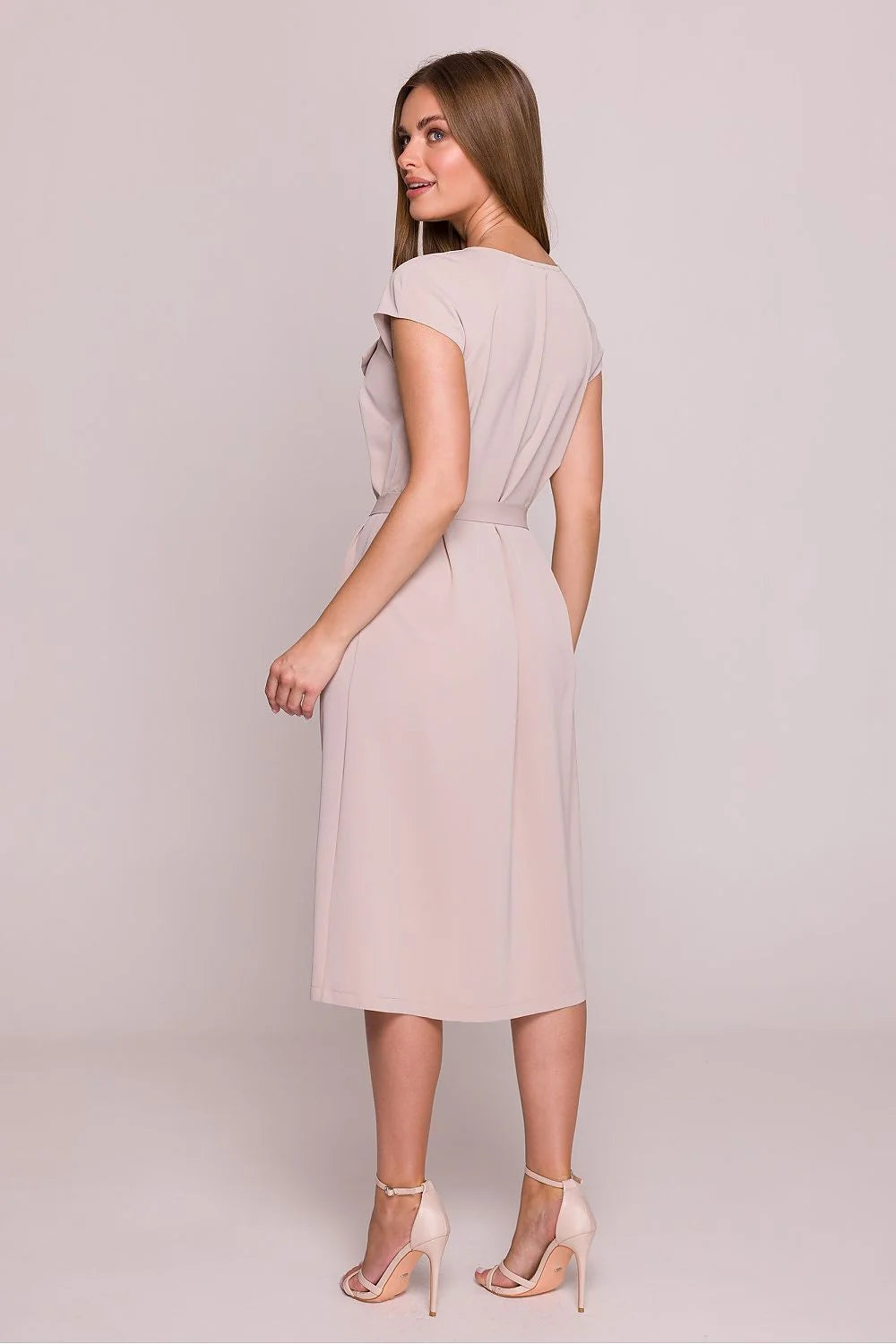 Robe cocktail élégante couleur beige tissu lisse décolleté V volants manches courtes taille ajustable femme