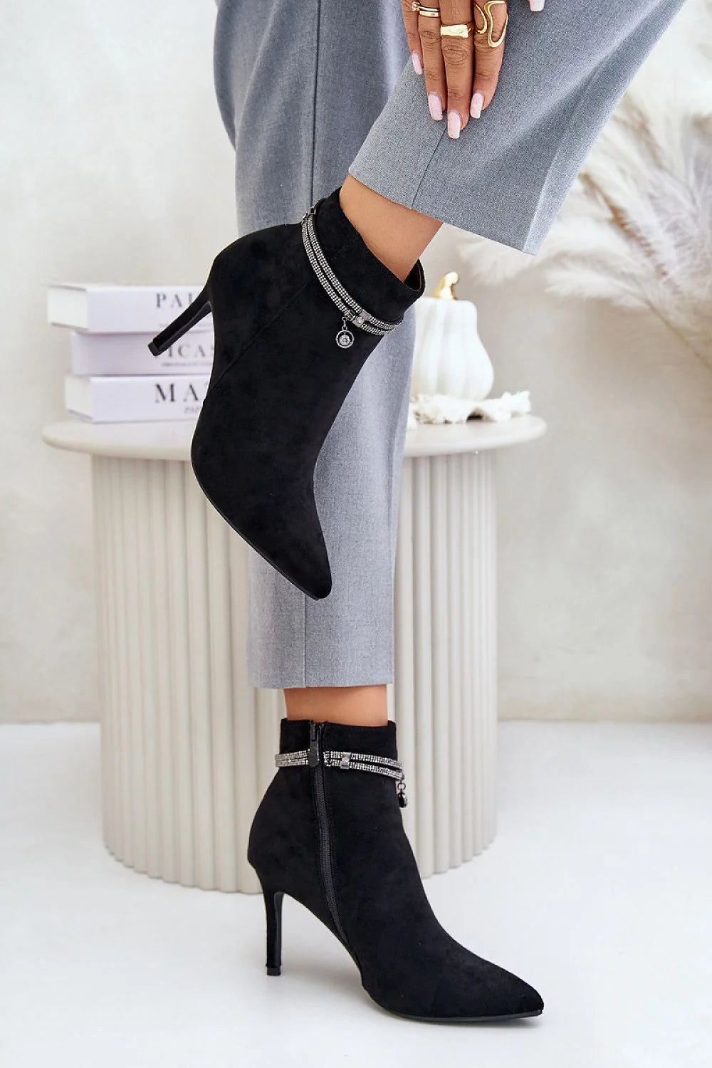 Bottes à talons stiletto élégantes en suédine écologique pour femmes, design moderne, charme intemporel, confort optimal, soirées, style raffiné, looks habillés, talon renforcé, fermeture éclair latérale, détails métalliques, cuir suedé, mode féminine