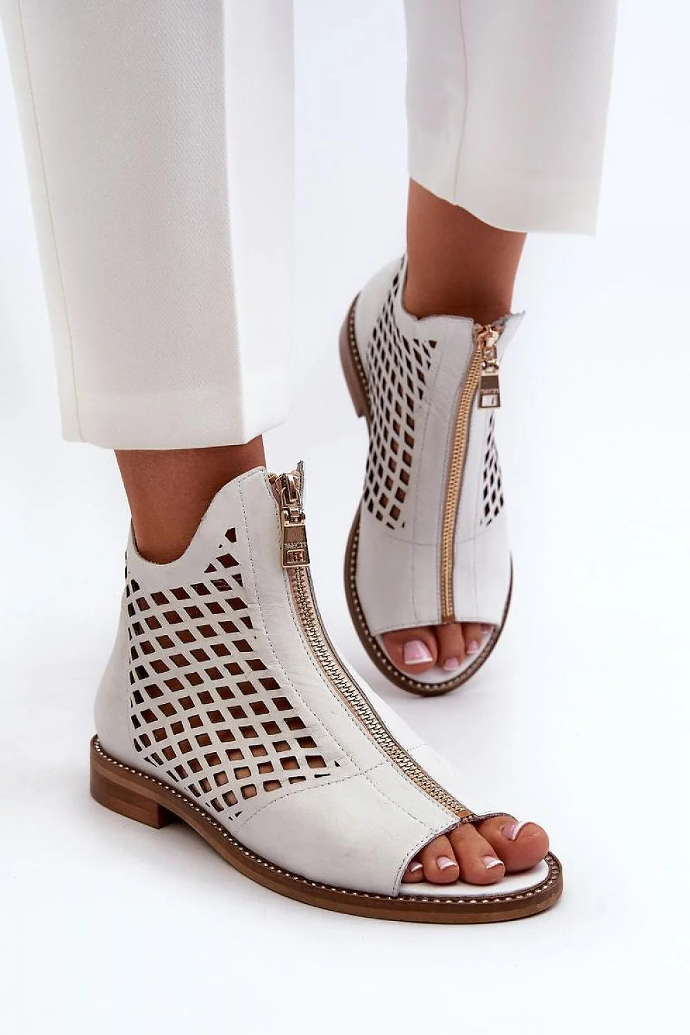 sandales femmes cuir naturel blanc cassé ouvertes empeigne ajourée quadrillée découpe laser fermeture éclair latérale métal argenté semelle bois plate