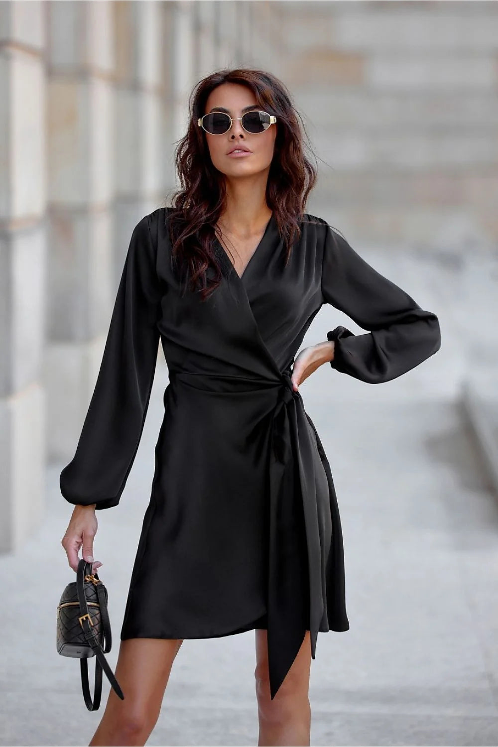 robe cocktail noir satiné portefeuille décolleté croisé manches longues bouffantes épaules structurées taille cintrée ceinture nouée courte soyeuse