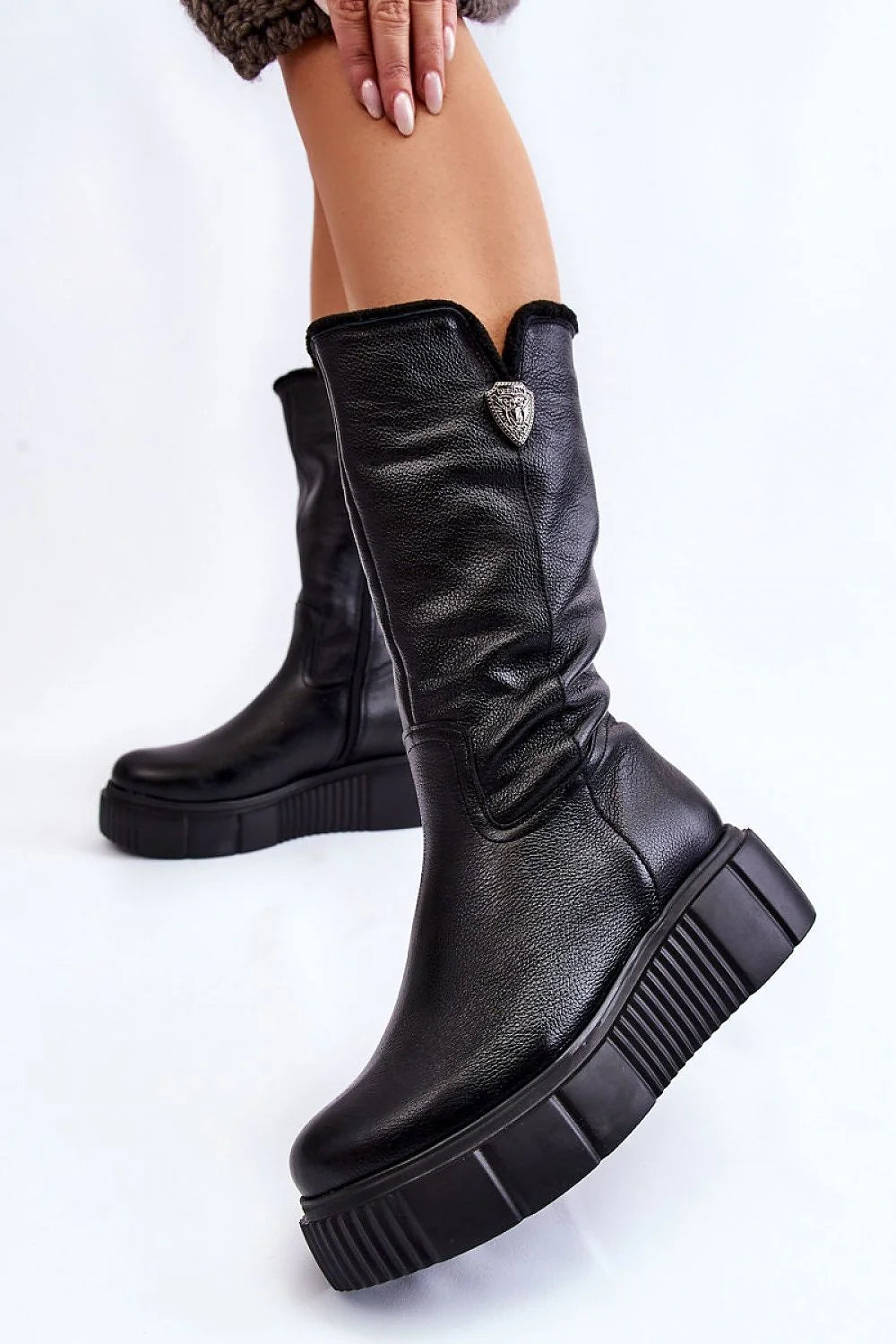 bottes femme mihautes cuir noir plateforme compensée doublure laine semelle caoutchouc crantée fermeture éclair design urbain chunky élégant confortable polyvalent