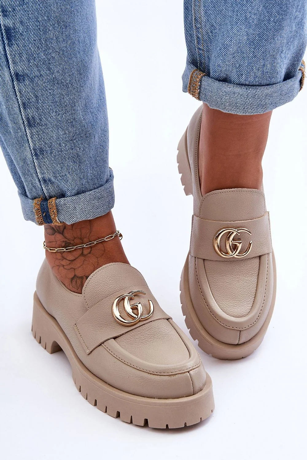 Chaussures basses élégantes à talon stable pour femmes, style moderne, couleur beige, cuir naturel, mocassins confortables, look sophistiqué