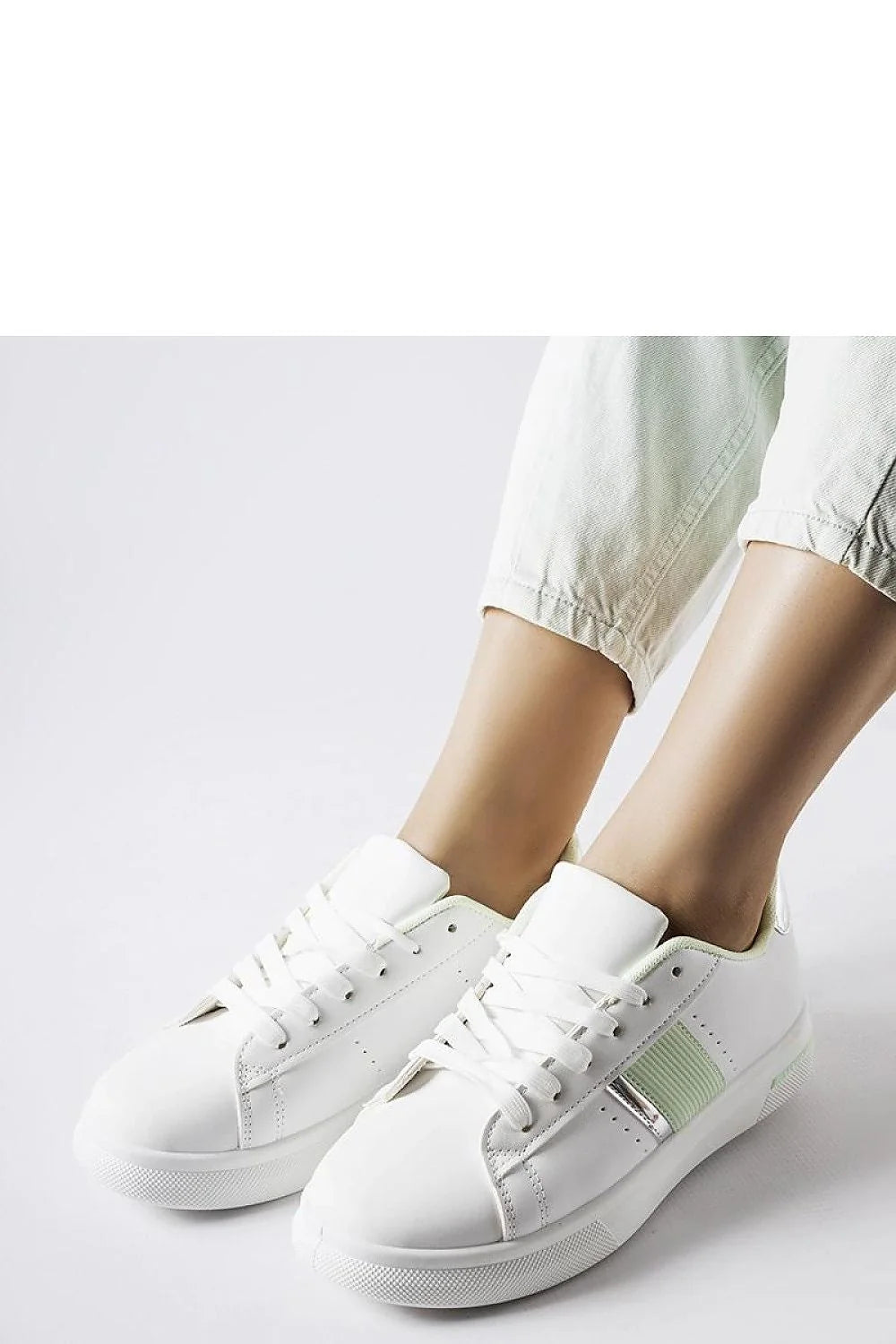 Chaussures de sport pour femmes design moderne blanches accent vert pâle lacets perforations respirabilité confort quotidien