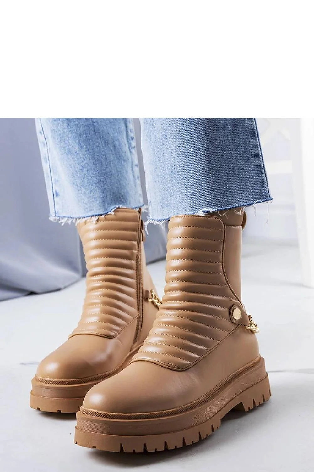 Bottines modernes audacieuses cuir synthétique beige chaîne dorée fourrure doublure semelle épaisse montante femme automne hiver