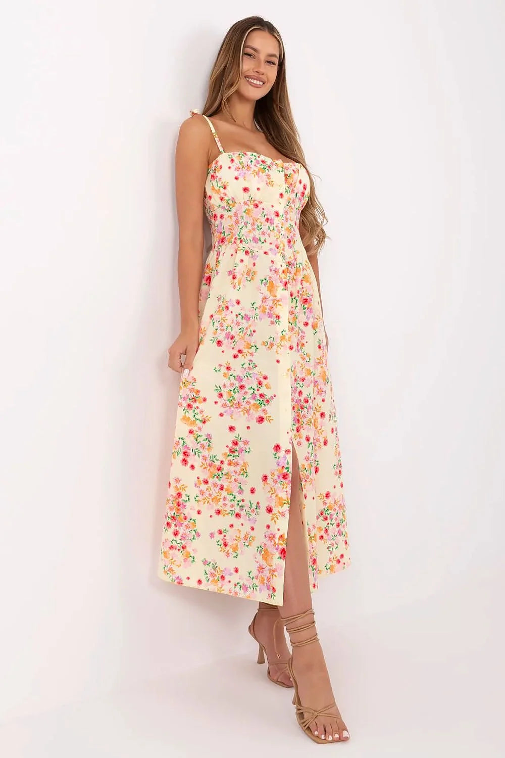 Robe féminine élégante style estival longueur midi motif floral multicolore couleur crème bretelles à nouer taille corset ajustable femme