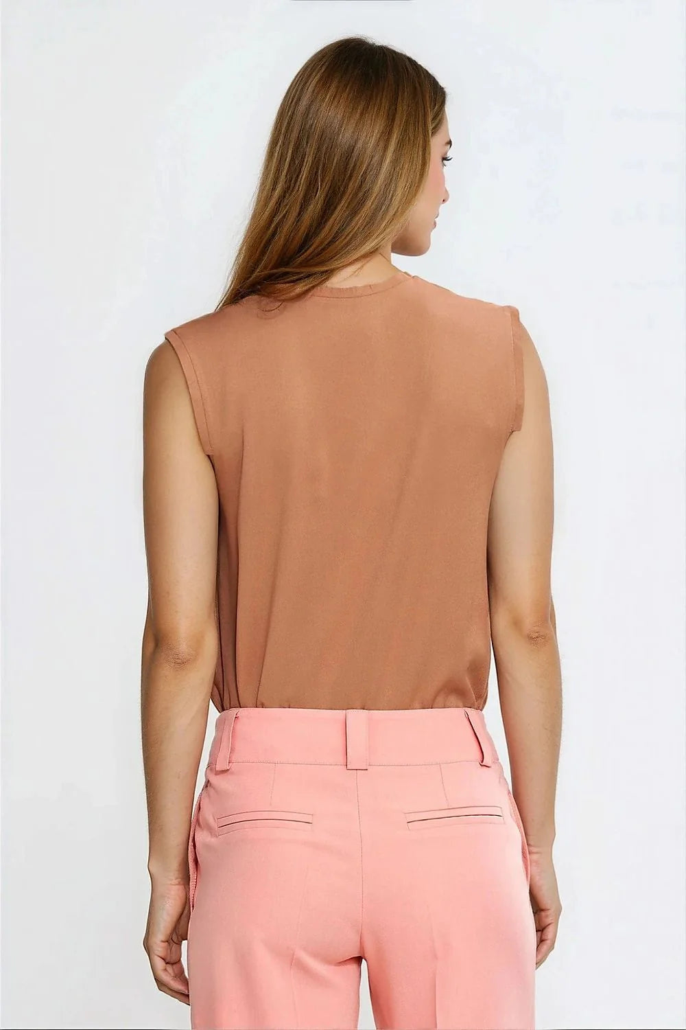 chemisier femme terracotta fluide viscose élasthanne sans manches encolure V poche poitrine épaules structurées coupe droite polyvalente