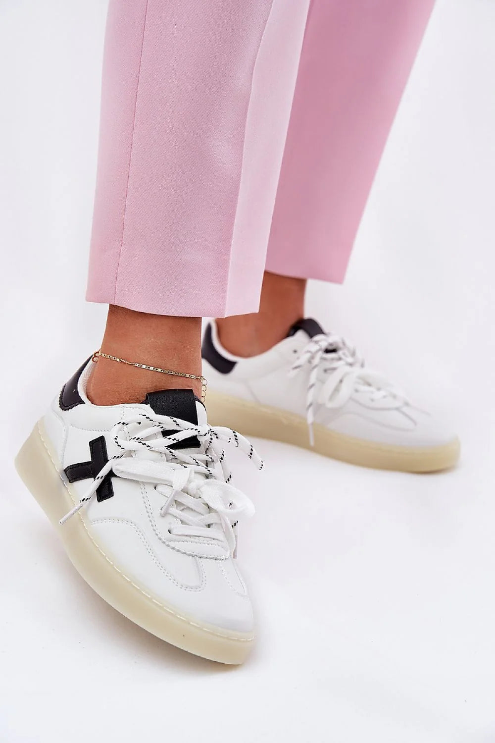 Chaussures de sport Step in style baskets modernes cuir écologique blanc noir accents graphiques femmes