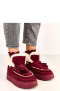 bottines montantes femme bordeaux suédé écologique doublure fourrure synthétique semelle plateforme 4cm crantée bride boucle pompon bout arrondi chaud confortable