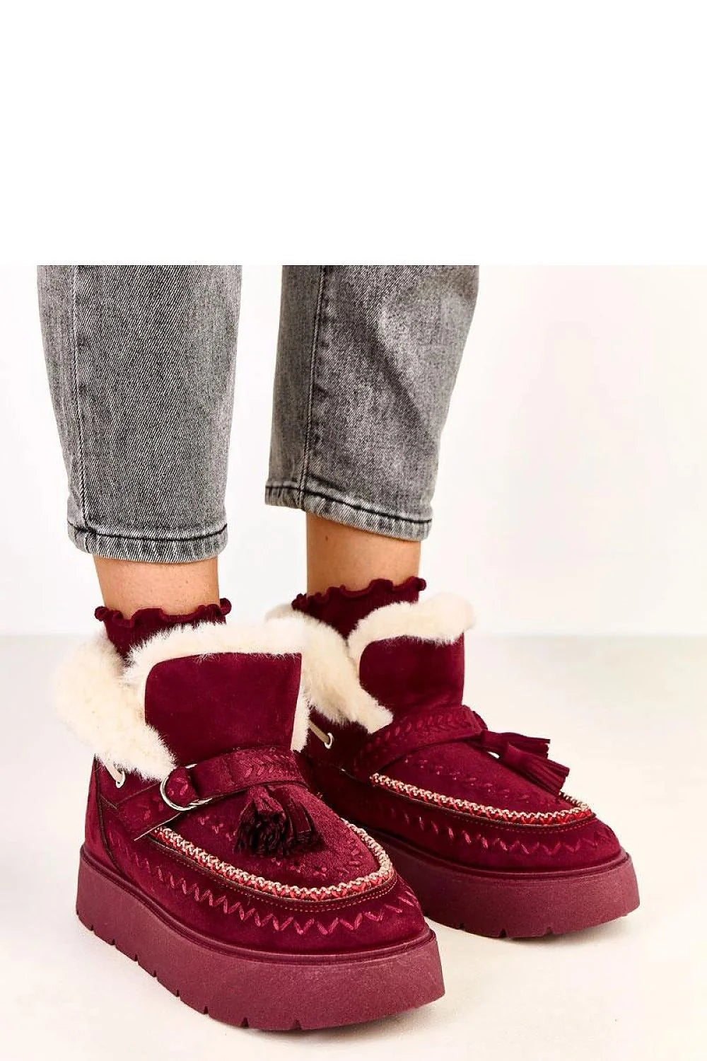 bottines montantes femme bordeaux suédé écologique doublure fourrure synthétique semelle plateforme 4cm crantée bride boucle pompon bout arrondi chaud confortable