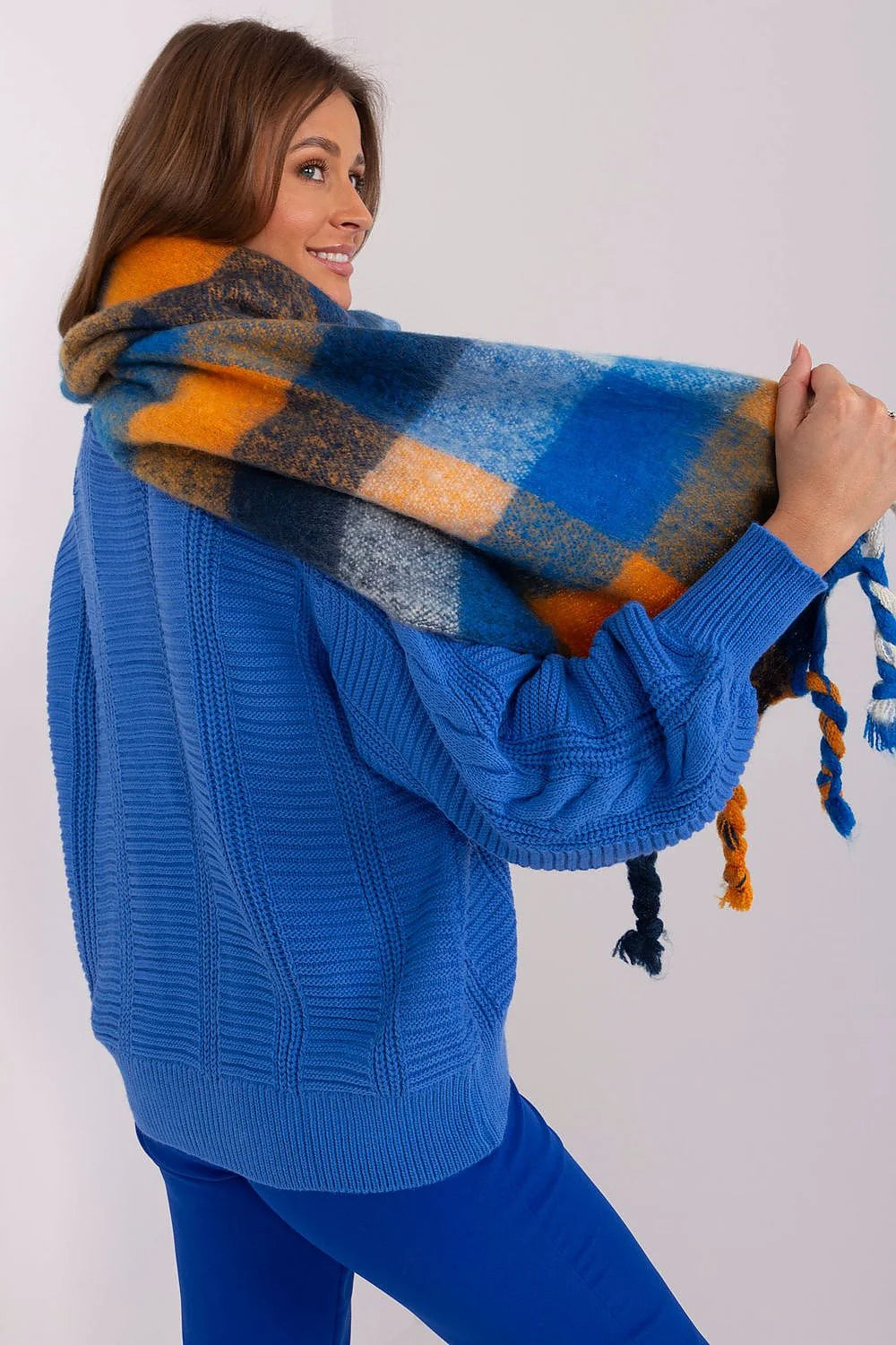 écharpe carreaux grands bleu roi orange moutarde gris brossé ultra doux franges torsadées pull tricoté oversize maille large épaules tombantes