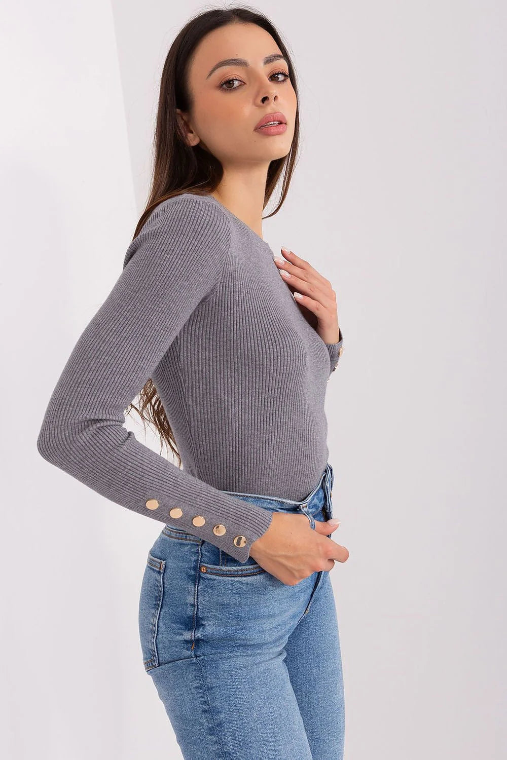 Pull féminin tricot côtelé gris sobre manches longues détails métalliques ajusté épuré mode automne/hiver
