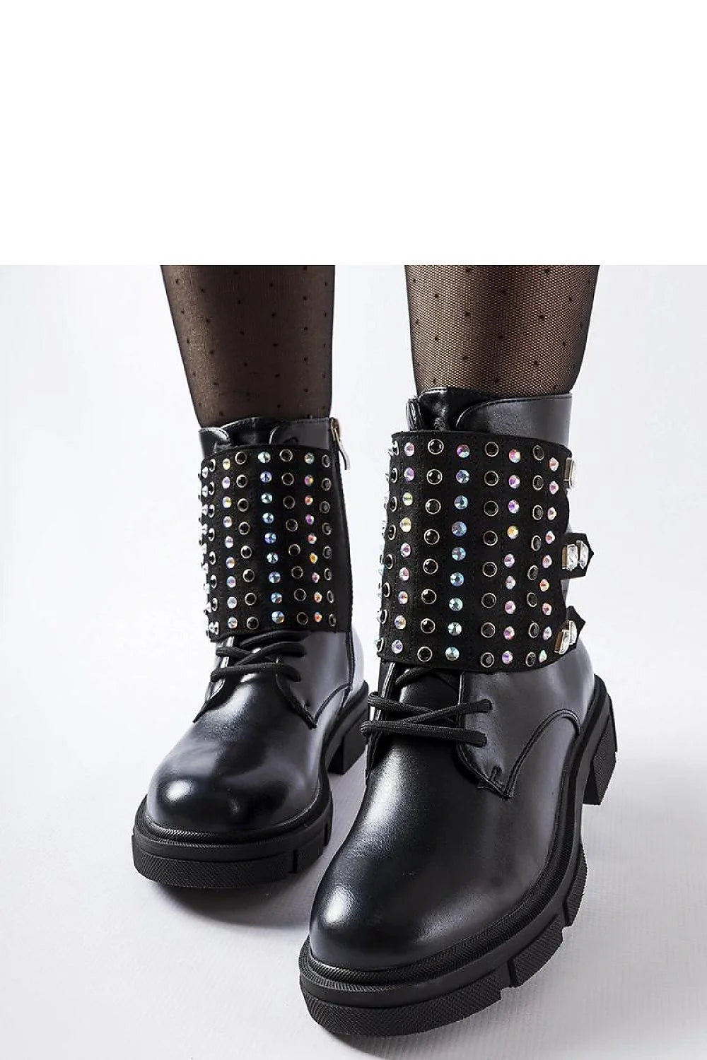 Bottes femme design audacieux moderne clous argentés cuir noir fermeture zip talon plat occasion urbaine tendance style punk-chic