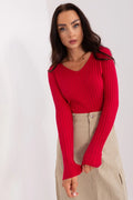 Ensemble femme haut manches longues côtelé rouge vif jupe beige neutre taille haute ajustée chic élégant
